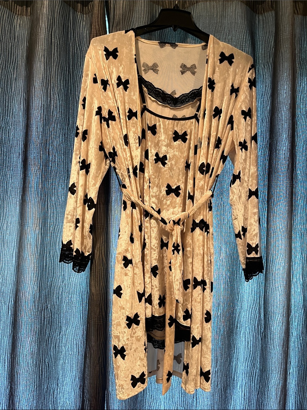 Cream Velvet Robe & Chemise Set with Black Bow Accents unknown maker